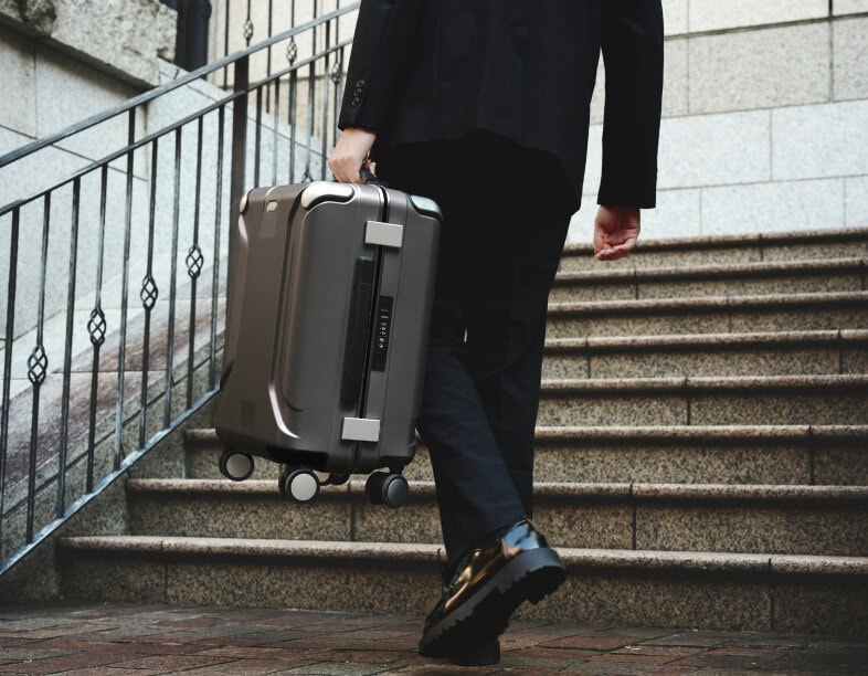 コンパクトで飛行機にも手荷物として搭乗が可能