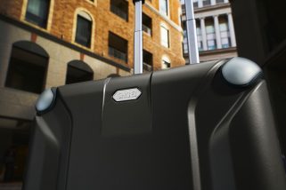 【SHOEIの本気が常識を覆す】ヘルメットの技術で荷物を守る!?「アルミより強い」最強キャリーケース・X-COREが誕生