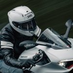 SHOEIと言えば、二輪の世界では有名なヘルメットブランドであり、世界50ヶ国以上で展開され、信頼性と技術力の高さは広く知られている。