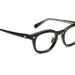 カシメパーツはクリスタルから着想を得た造形でまさにモダン