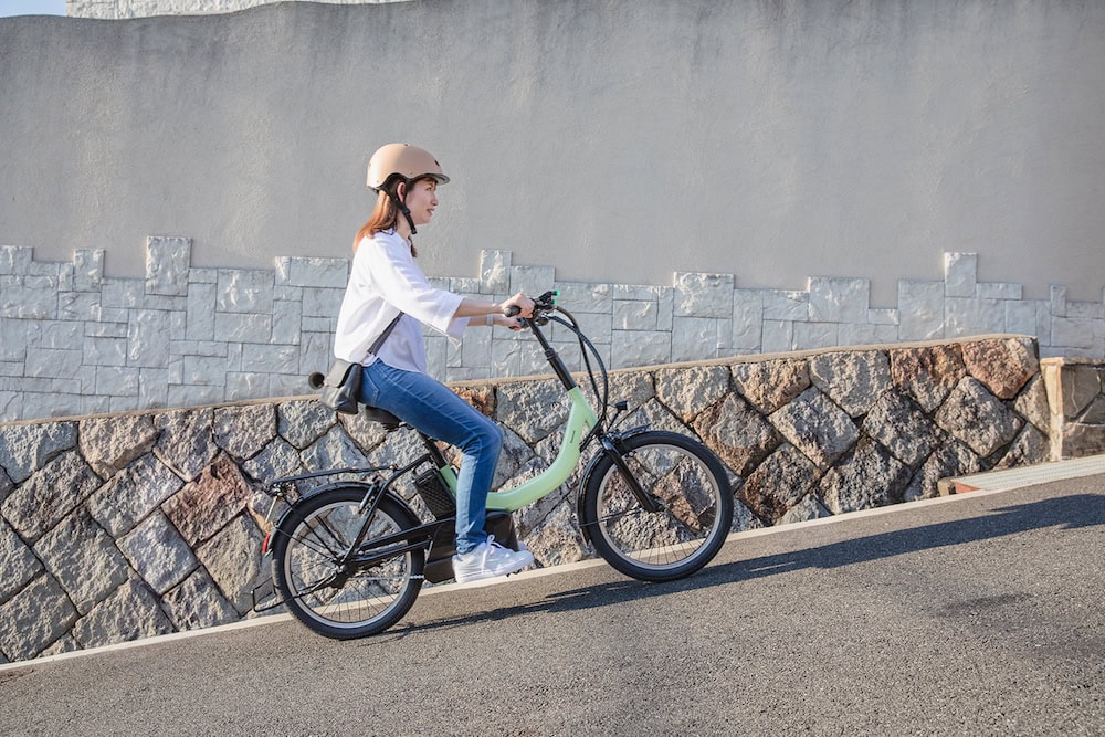 坂道発進時にセンサーによって出力を抑えてウィリーを軽減させるシステムも備える