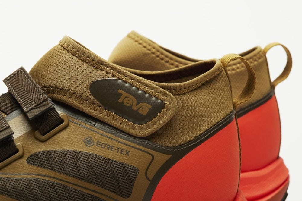 足首を固定・保護するアンクルストラップも装備