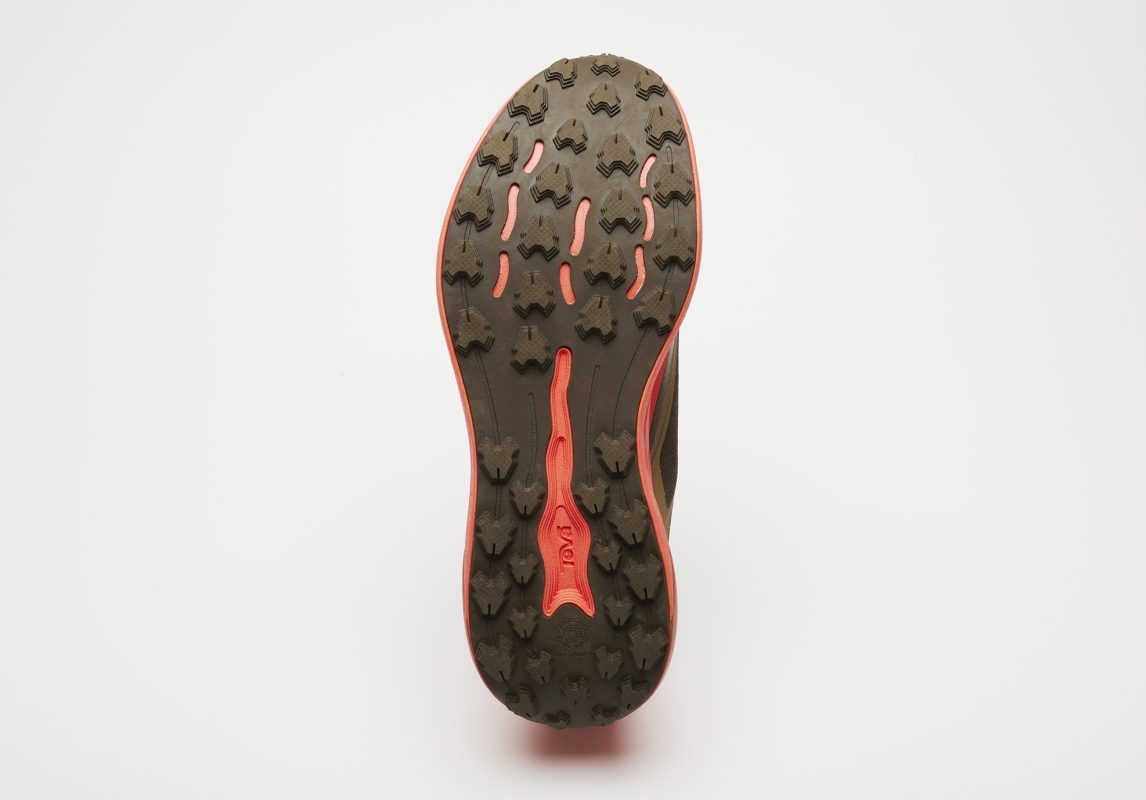 グリップ力に優れた「スパイダーラバー」アウトソールを全面に採用。