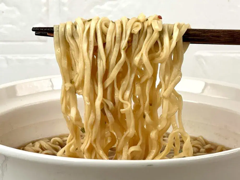 第3位 「このカップ麺、衝撃のウマさ」即席麺マニア絶賛!“大阪万博お土産におすすめ”激レアご当地カップ麺ベスト3【1位はたこ焼きスープの再現度に驚き】