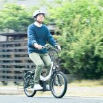 操作方法はシンプルで、電源を入れたら走行モードを選択し、右側のスロットルグリップを回すと走り出す。