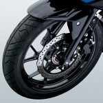 スポーティな10本スポークデザインのホイールとグリップ性能に優れるIRC製タイヤの組合わせに加え、高い制動力を発揮するディスクブレーキも備える