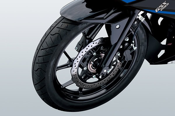 スポーティな10本スポークデザインのホイールとグリップ性能に優れるIRC製タイヤの組合わせに加え、高い制動力を発揮するディスクブレーキも備える