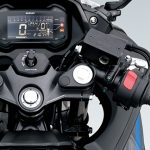 スポーティな見た目とシーンに応じて快適なポジションを維持することができるセパレートハンドル