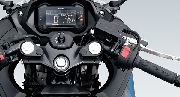 スポーティな見た目とシーンに応じて快適なポジションを維持することができるセパレートハンドル