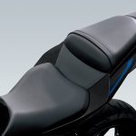 ライダー用とパッセンジャー用を分離したスタイルを採用し、クッション性も高められたシート