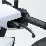 左のブレーキレバーを握ると、フロントとリヤのブレーキが同時に作動して安定した制動をサポートしてくれるコンバインドブレーキ