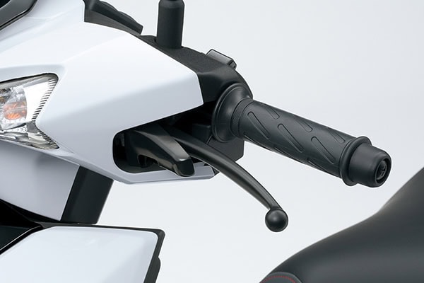 左のブレーキレバーを握ると、フロントとリヤのブレーキが同時に作動して安定した制動をサポートしてくれるコンバインドブレーキ