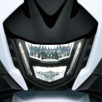 スズキスポーツ車のアイデンティティである縦型2灯に見えるようになデザインを採用したヘッドランプ