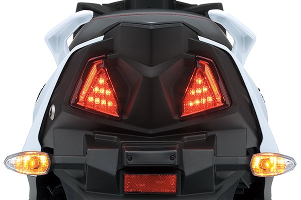 一目で車種が分かる個性的なLEDテール&ストップランプ