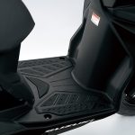 ライダーが自由なポジションを取ることができるゆとりのあるフロアボード