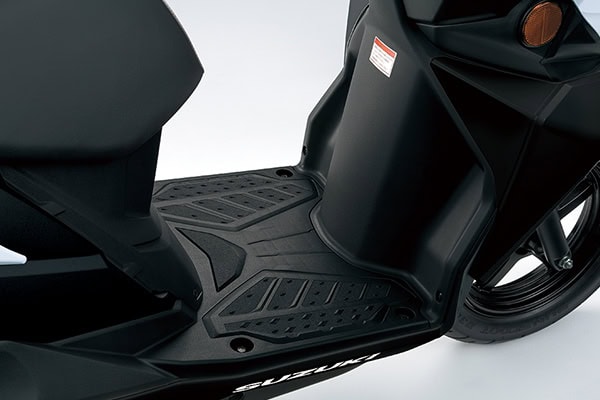 ライダーが自由なポジションを取ることができるゆとりのあるフロアボード