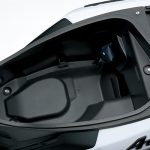 シート下にはちょっとした荷物を積載できるトランクスペースも装備