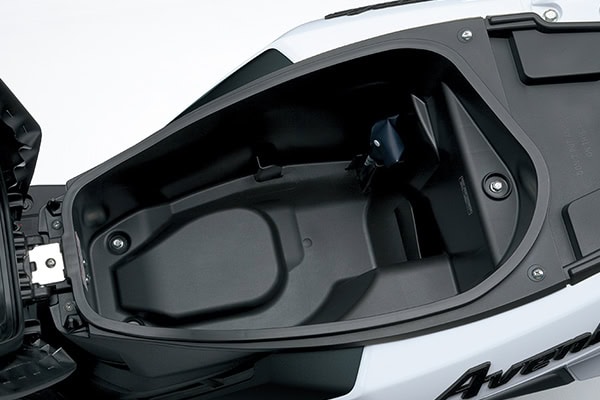 シート下にはちょっとした荷物を積載できるトランクスペースも装備