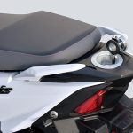 給油口はシート後方に設置され、シートを開けることなく給油が可能