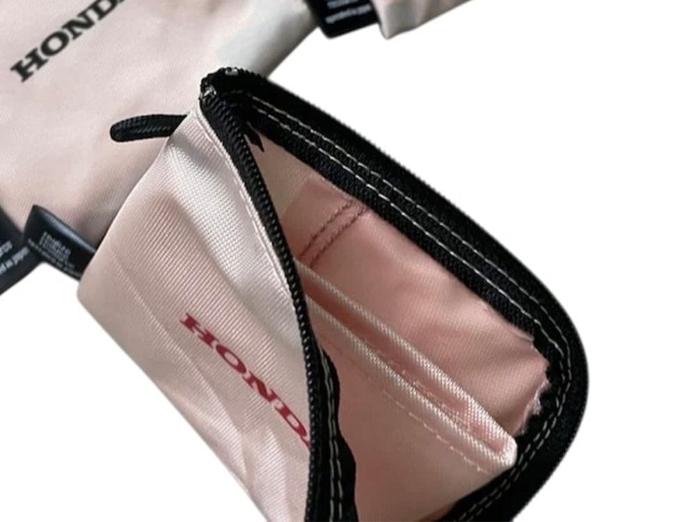 シンプルな仕切りがあり、カード入れやキーケース、ミニウォレットなど自由度の高いマルチケースとして活躍してくれそう