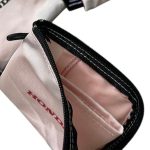 シンプルな仕切りがあり、カード入れやキーケース、ミニウォレットなど自由度の高いマルチケースとして活躍してくれそう