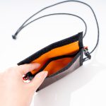 内装もオレンジで視認性高く、水に強いので貴重品を入れるのに最適