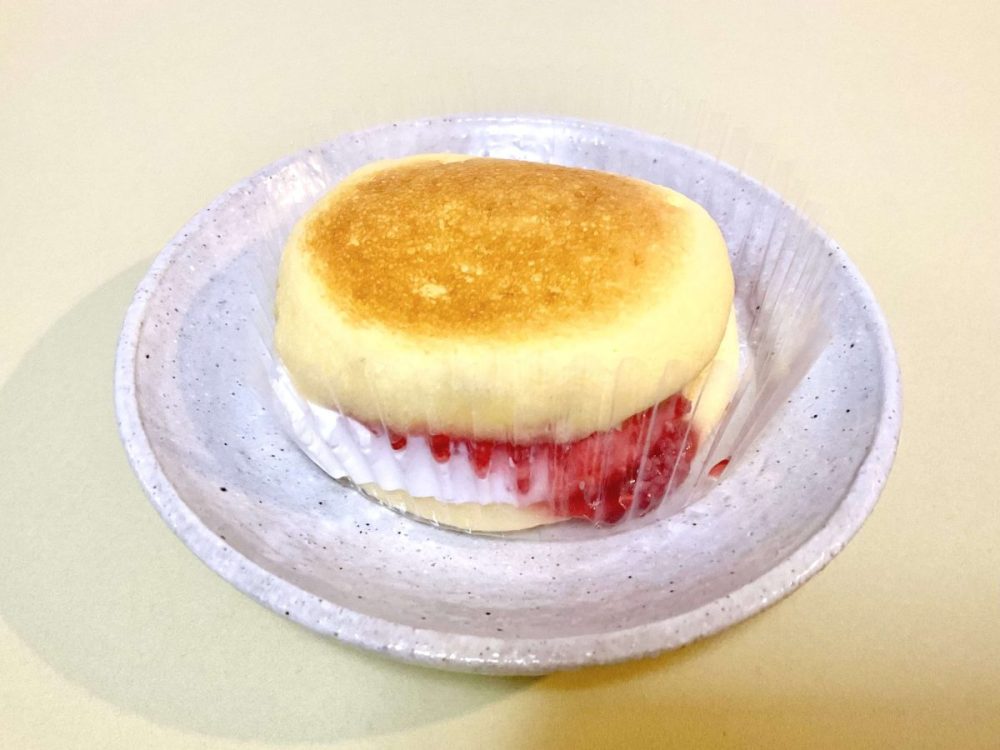 セブン-イレブン、７プレミアム　パンケーキバーガー いちご＆ホイップ