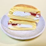 セブン-イレブン、７プレミアム　パンケーキバーガー いちご＆ホイップ