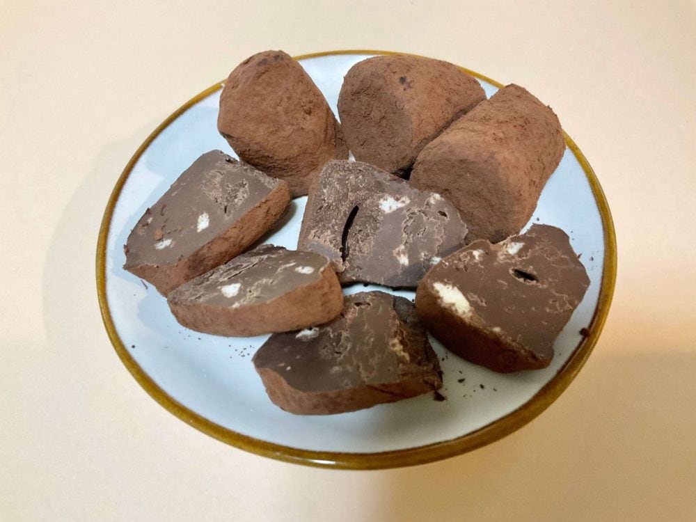 ラズベリーの華やかな風味とチョコのコクが重なり合い、後味は意外と軽やか