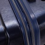 ギアとしての精密さと堅牢性を象徴するメタリカルな輝きを誇る