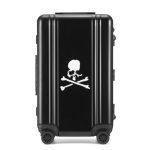 漆黒のボディにレーザー刻印された“スカル”と“MASTERMIND”のロゴが、独創的な世界観を演出