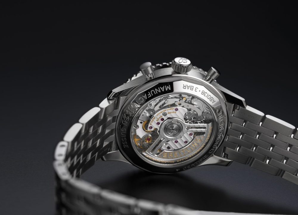 サファイアクリスタル・ケースバック越しに、キャリバーの精緻な動きを眺めることができる