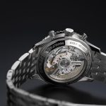 サファイアクリスタル・ケースバック越しに、キャリバーの精緻な動きを眺めることができる