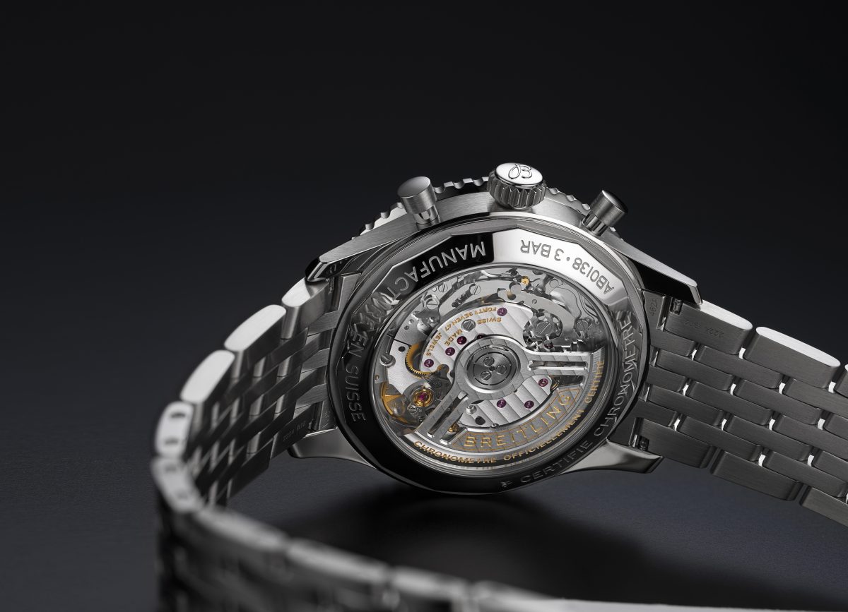 サファイアクリスタル・ケースバック越しに、キャリバーの精緻な動きを眺めることができる