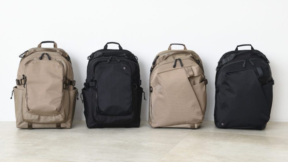 素材には、撥水加工を施した高強度のCORDURA(R)製バリスティックナイロンと、トレンチコートを象徴するナイロンツイル生地を採用