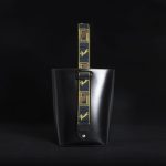 様々なストラップに付け替えることが可能。（写真のストラップは別売り）