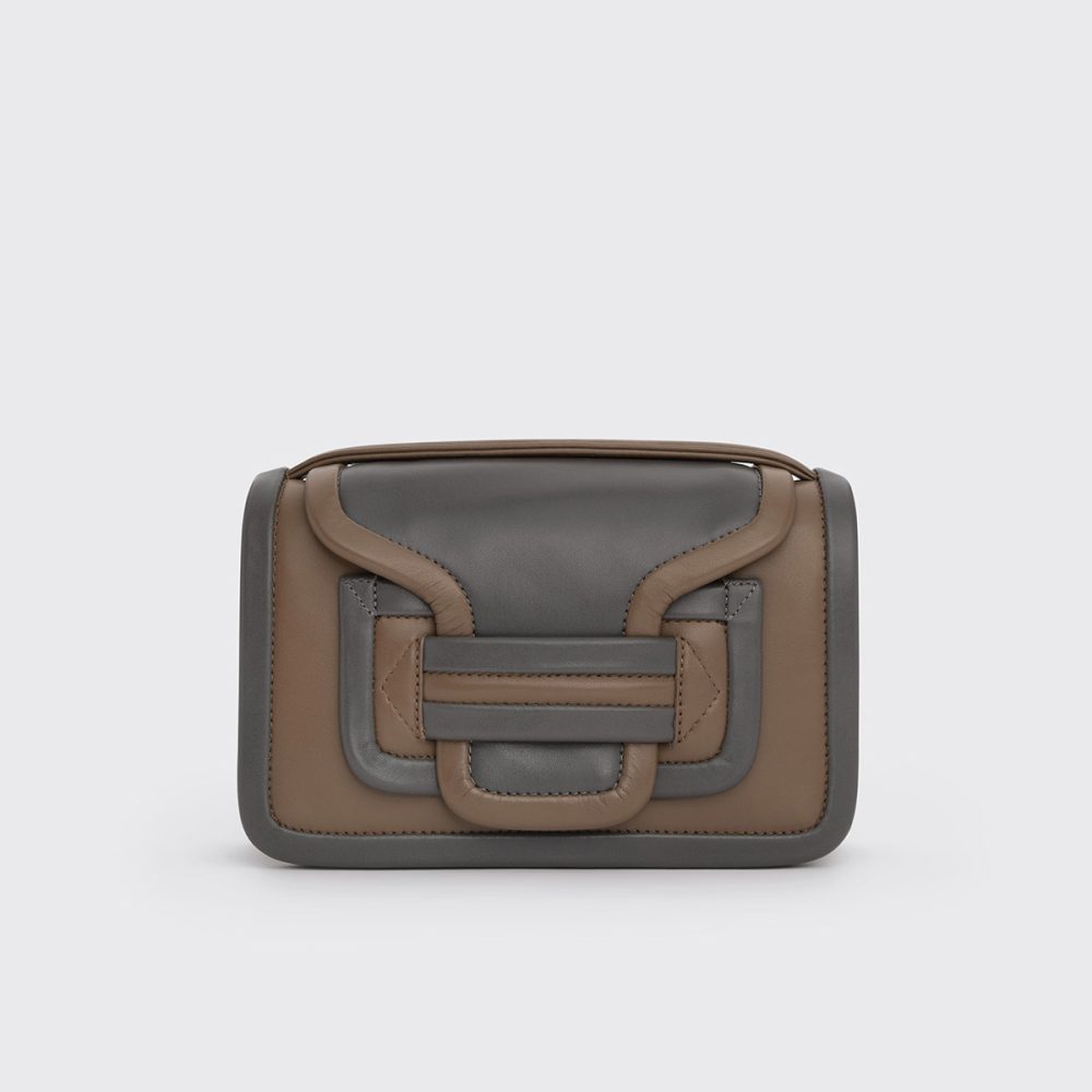 ピエール アルディ「アルファ バッグ」￥157,300／W21×D8×H14㎝