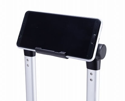 スマホを置いたスタイルで、快適にメールのチェックや動画視聴などをすることが可能