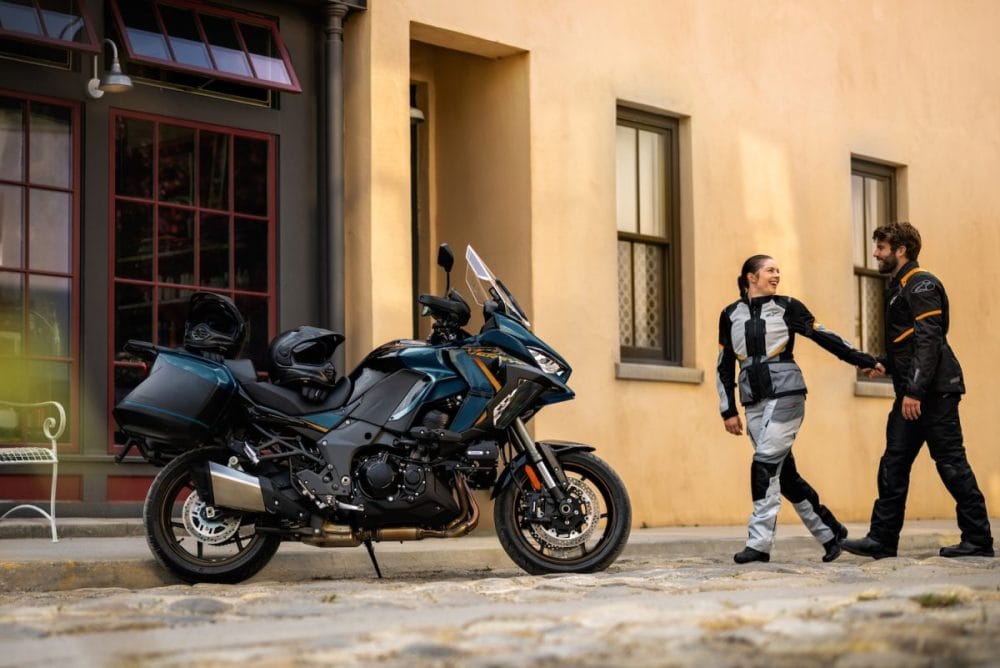 ロングライドを快適にするためにこだわった装備や作りは市街地走行においてもその快適性を発揮してくれる