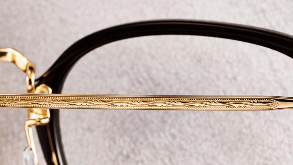 テンプルに施した幾何学模様の彫金