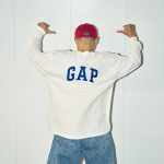 Gap×SDP「アーチロゴ ロングスリーブTシャツ」¥4,990
