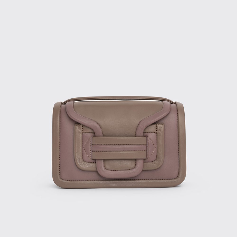 ピエール アルディ「アルファ バッグ」￥157,300／W21×D8×H14㎝