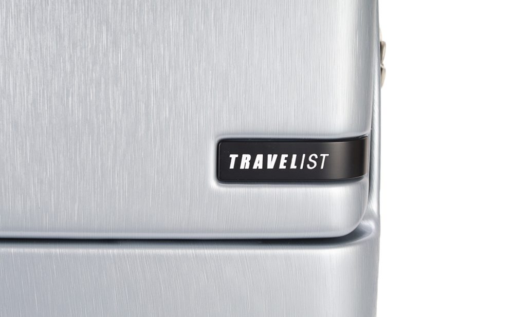 軽快さと堅牢さを兼ね備え、ヘアライン加工が美しいスマートなボディシェル