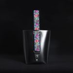 様々なストラップに付け替えることが可能。（写真のストラップは別売り）