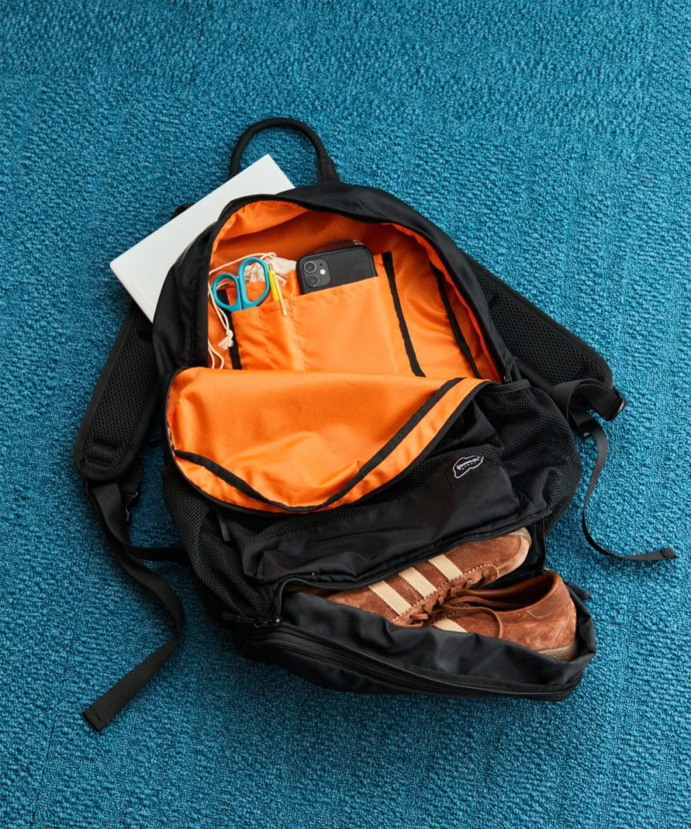 底面側にあるファスナーを開閉すると縦に伸び、拡張するエクスパンダブル機能