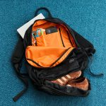 底面側にあるファスナーを開閉すると縦に伸び、拡張するエクスパンダブル機能