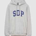 Gap×SDP「アーチロゴ フーディー」¥7,990