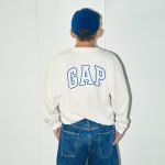 Gap×SDP「アーチロゴ ロングスリーブTシャツ」¥4,990