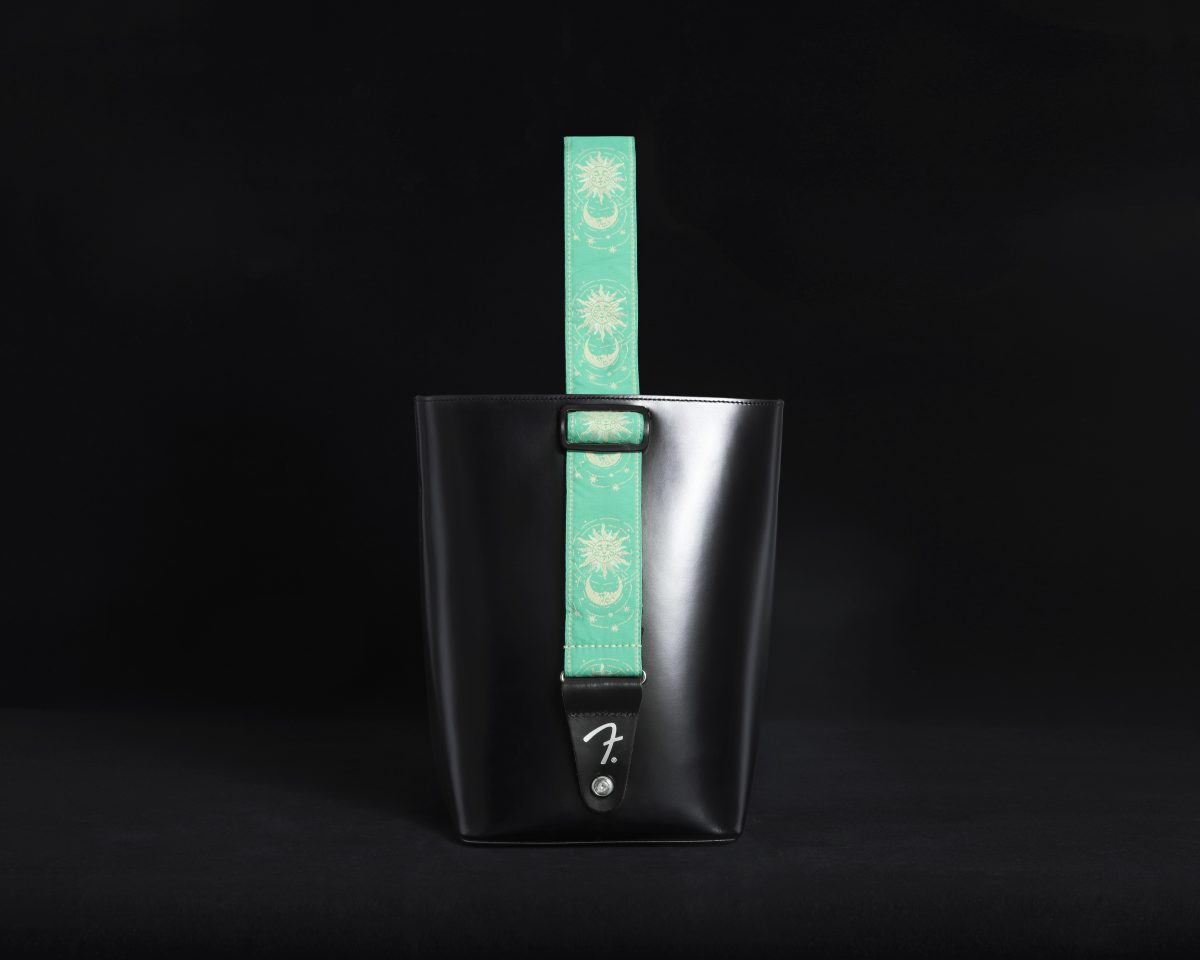 好みのフェンダーギターストラップを取り付けて使用する仕様