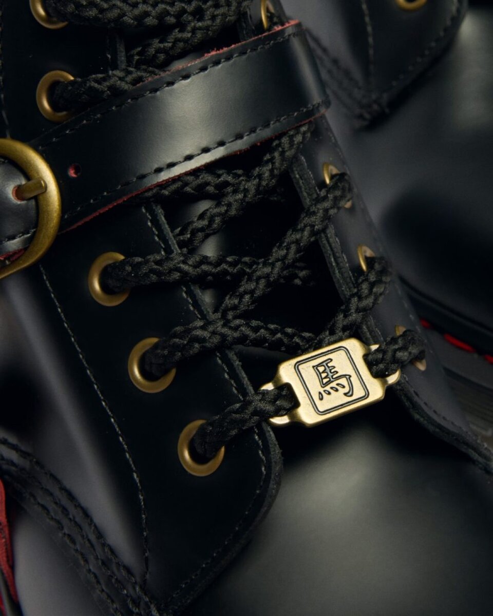 2つのアンティークゴールドのバックルと管をあしらったライディングブーツを思わせるハーネスストラップを装備